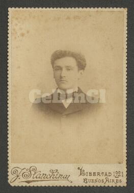 [Retrato de estudio de Américo Llanos]