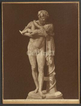 [Fotografía de una escultura de Sileno con Baco en brazos]